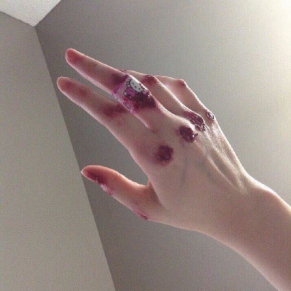 Ему
