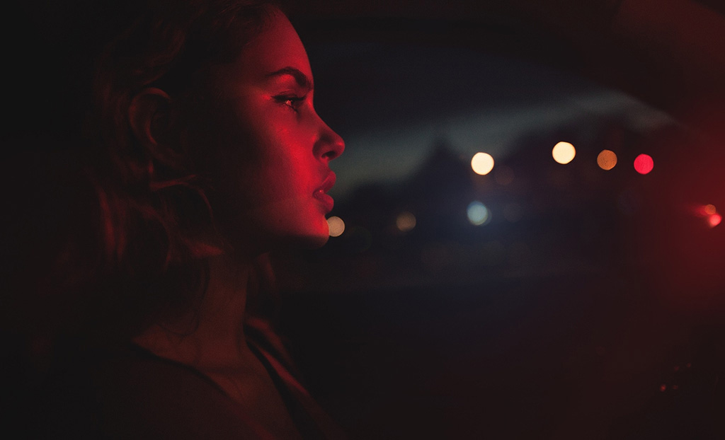 Фонарями раскрасился вечер